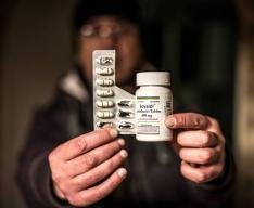 O preço do medicamento sofosbuvir, praticado pela companhia farmacêutica norte-americana Gilead, está a impedir que milhões de pessoas tenham acesso ao tratamento da hepatite C.